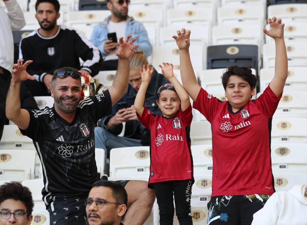 Beşiktaş Başakşehir maçı tribünlerinden muazzam kareler 35